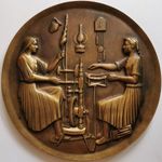 **Garami László: Falusi életkép (két nő rokkán dolgozik) 1921- nagyméretű, öntött bronz dombormű fotó