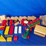 Retro és modern fa játék vegyes csomag - Vonat munkagépek kockák és egyéb darabok fotó