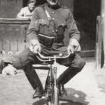 Katona egyenruhában gyermekkerékpáron, vicces, bicikli, 1930-as évek, Eredeti fotó, papírkép, rag... fotó