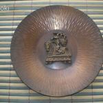 Réz vagy bronz tányér dísztál közepén 3D lovag mintával fotó