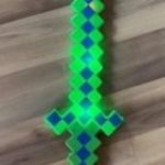 Minecraft inspirálta pixeles kard műanyag Villog-Világít és Hang Effektes Farsang ZÖLD fotó