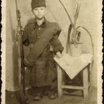 Kisfiú magyar katonai egyenruhában, szuronyos puskával, bajonettel, különös, 1930-as évek, Eredet... fotó