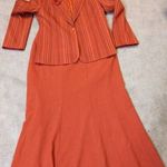 Női 42-44-es klasszikus fazonú elegáns kosztüm , blézer+ loknis midi szoknya rozsda színű, újszerű fotó