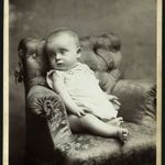 Goszleth műterem, Budapest, kislány fotelban, portré, gyerek, 1900-as évek, Eredeti kabinet fotó. fotó