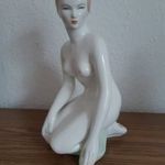 Porcelán női ülő akt szobor 22 cm magas fotó