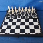 Régi retro műanyag mágneses sakk fotó