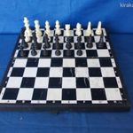 Régi retro műanyag mágneses sakk fotó