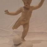 Wallendorf porcelán szobor , fiú labdával fotó