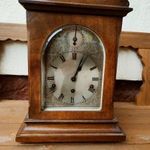 Nagy méretű, negyedütős, antik működő biedermeier kandalló óra vésett ezüstözött számlappal fotó