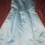kék szatén ruha rakott hajtásos alj mb: 102 cm db: 82 cm fotó