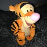 Angol nyelvű Tigris plüss figura ugrál beszél Disney Micimackó meséből fotó