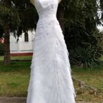Nagyon szép esésű gyönyörű fehér menyasszonyi ruha fotó
