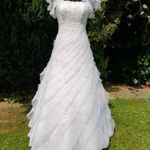 Gyönyörű "A" vonalú menyasszonyi ruha fotó