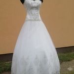 Nagyon elegáns fehér menyasszonyi ruha platina színű hímzett tüllel fotó