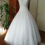 Gyönyörű szép nagy tüllszoknyás fehér menyasszonyi ruha fotó