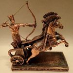 Vintage ló lovas harci szekér íj íjász réz bronz fém bevonatú bronzírozott rezin gipsz figura szobor fotó