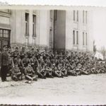 .Horthy kor Katonák / Rendőrök (?) Csoportfénykép, laktanya udvar, eredeti fotó fotó