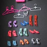 Új! Barbie 18db-os vegyes csomag, cipők, fogasok, táskák, nyaklánc! /2/ fotó