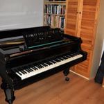 Eladó helyhiány miatt fekete színű, jóállapotú, bécsi fatőkés, felnyitható fedelű zongora Kalocsán! fotó