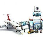 Lego 7894 - Airport - Reülőtér utasszállító repülőgép irányító toronnyal és egyéb kiegészítőkkel fotó