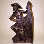 Vintage faragott jelzett kalapos népi halász figura rózsafa faragás fa szobor fafaragás hal háló fotó