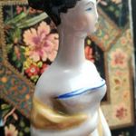 Drasche kézifestett stólás hölgy figurális szobor- 17, 5 cm fotó
