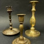 Három darab antik sárgaréz gyertyatartó - Különböző, valóban antik darabok egyben... fotó