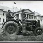 Zetor 25 traktor a kirabolt Festetics kastély parkjában, Dég, jármű, kaszálógép, mezőgazdaság, ko... fotó