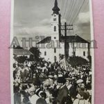 Mezőkövesdi népünnepély. Futott képeslap, 1943. Ökrös szekér, ünneplő tömeg, templom. fotó