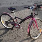 Decathlon Poply 500 BTWIN 24" 9-12év, 135-150cm gyerekkerékpár bicikli fekete-rózsaszín, kosár 6 seb fotó