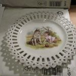 Jelenetes attőrt szélű tányér fotó