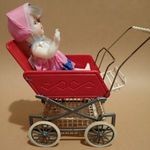 Gyűjtőknek! Retró vintage műanyag játék babakocsi + régi alvós kaucsuk baba eredeti ruhában fotó