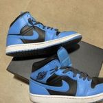 Nike Air Jordan 1 Mid cipő (43-as méret, fekete-kék színben) fotó
