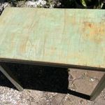 Régi kis zöld fa asztal, lerakó asztal vidéki portáról fotó