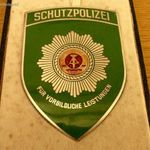 NDK 1949-1989. "Schutzpolizei (Védelmi rendőrség)" feliratú zománcozott fém plakett dobozával fotó