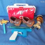 Régi retro játék vegyes csomag - Koronglövő pisztoly orvosi táska retro baba műanyag kiscipő párban fotó