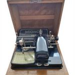 GYŰJTŐI RITKASÁG! AEG Mignon német írógép szép, működő állapotban! Eredeti fa dobozában! Cca 1920. fotó