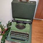 Méregzöld SIM Simtype QWERTZ Német kiosztású gyönyörű írógép fotó
