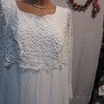Minőségi 44-46-s szép, több rétegű, horgolt rátét felsővel, menyasszonyi ruha. Estélyi ruha fotó