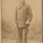 Vadász férfi egész alakos szép nagyobb m. műtermi fotója, puska, vadásztőr stb. 1889 fotó