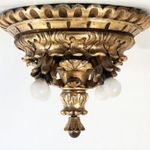 Antik Laparanyozott Mennyezeti Lámpa | Barokk Stílusú Aranyozott Faragott Fa Csillár fotó