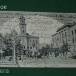 Képeslap, Komárom, Klapka tér, szobor, emlékmű, óratorony, lovaskocsi, üzletek, nyomda, 1905 fotó