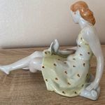 Drasche porcelán kézi festésű galambot etető nő virágos ruhában_drasche Hamupipőke porcelán fotó