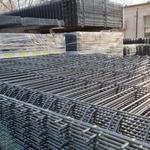 Zártszelvény drótfonat vadháló kerítés építés betonoszlop fotó