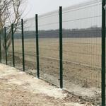 Paneles táblás kerítés , oszlopok , drótkerítés . fotó