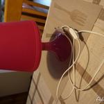 Hagyományos asztali lámpa piros lámpaernyővel eladó. fotó