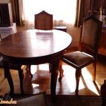 Antik ebédlő asztal öt székkel. fotó