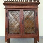Antik reneszánsz jellegű tölgyfa bútor fali vitrin ólomüveg ablak ajtókkal latin felirattal 233 8426 fotó