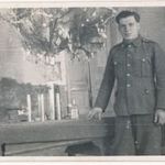 II. vh-s eredeti fotó, m. kir. honvéd a karácsonyfa mellett fotó