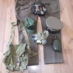 Katona katonaruha és felszerelés vegyes csomag - Sapka tányérsapka nadrág kulacs táska gázálarc fotó